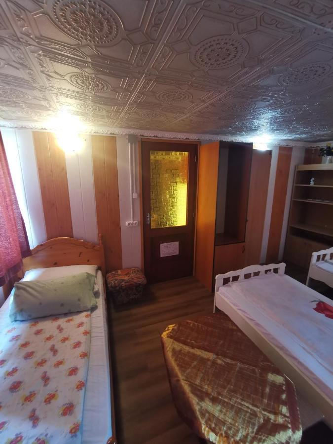 Edit Vendégház Tiszaújváros Esterno foto