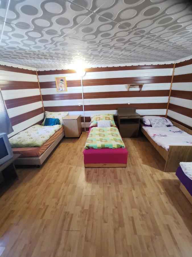 Edit Vendégház Tiszaújváros Esterno foto