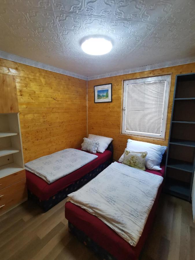 Edit Vendégház Tiszaújváros Esterno foto