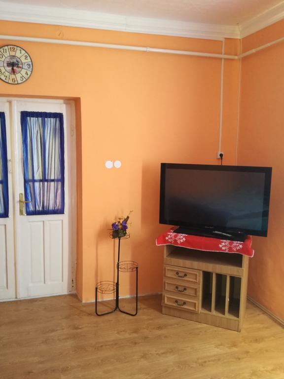 Edit Vendégház Tiszaújváros Esterno foto