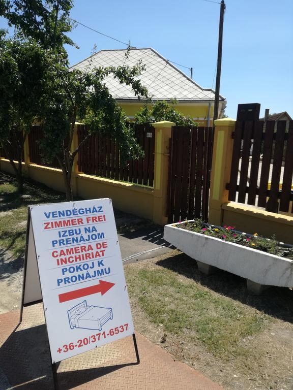 Edit Vendégház Tiszaújváros Esterno foto
