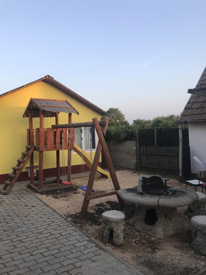 Edit Vendégház Tiszaújváros Esterno foto