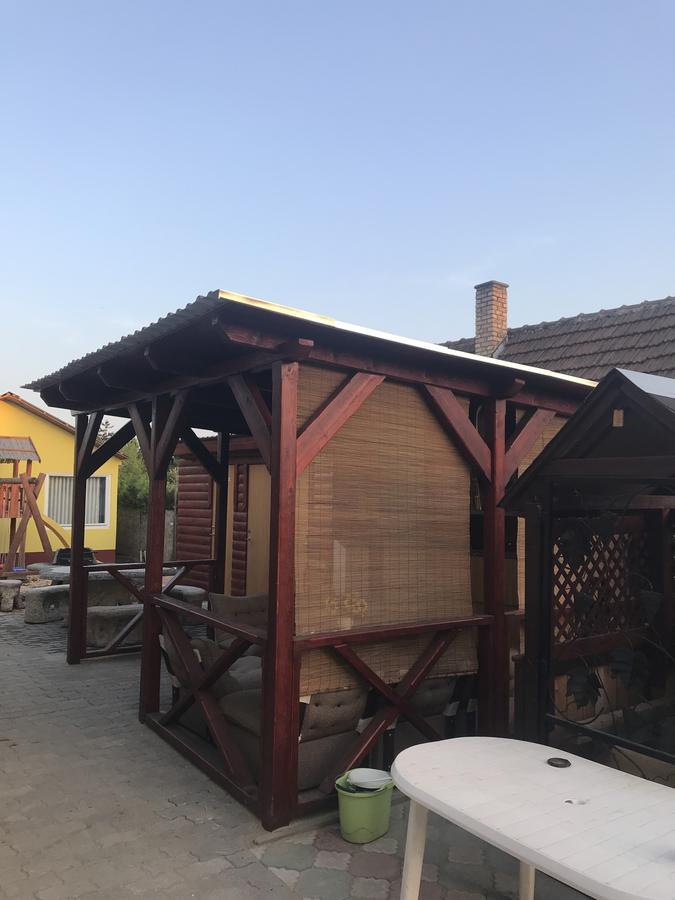 Edit Vendégház Tiszaújváros Esterno foto